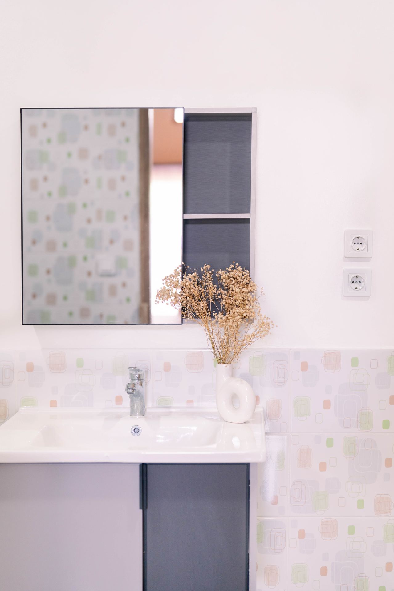 Sink with flower decoration